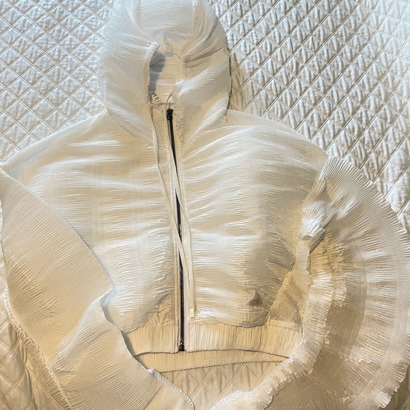 ALO Yoga Jackets & Blazers - ALO Yoga White Textured Bomber Jacket